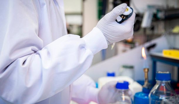 Johnson & Johnson detuvo las pruebas de la vacuna contra el coronavirus por enfermedad de un participante