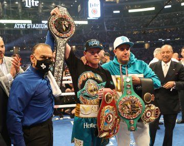 Otro día en la oficina: tuitazo de Canelo Álvarez tras arrancale el invicto al británico Saunders