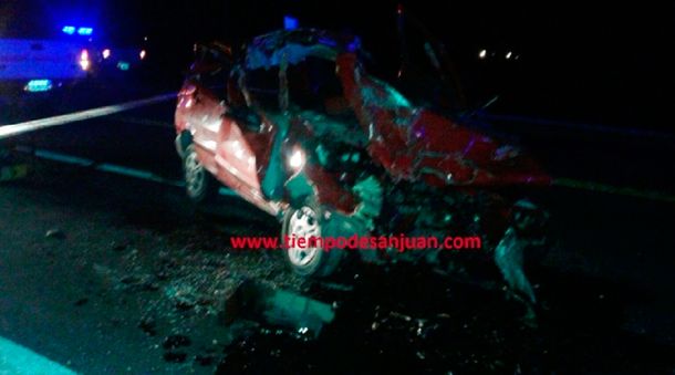 San Juan: dos jóvenes chocaron contra un acoplado y murieron en el acto