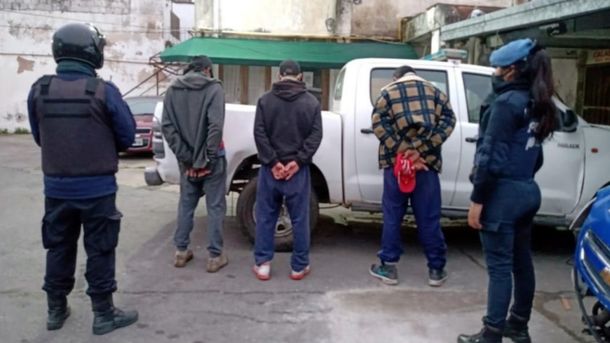 La Plata: se emborracharon en una plaza y obligaron a un amigo a hacerles sexo oral