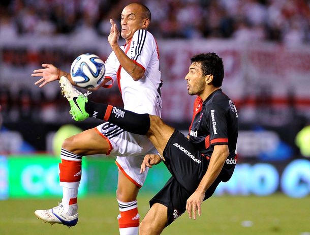 River golpeó de entrada y aguantó para vencer a Newells y ser escolta