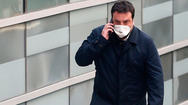 Coronavirus en España: un alcalde rompió la cuarentena, fue detenido por conducir ebrio y mordió a un policía