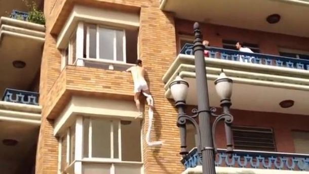 Amante se escapa por la ventana mientras la pareja discute en el balcón