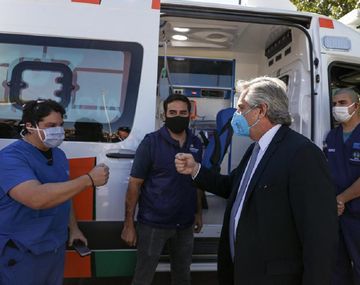 Alberto Fern&aacute;ndez con trabajadores de la salud