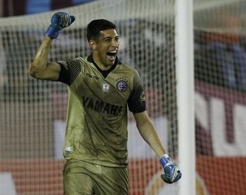 Esteban Andrada festeja tras atajar uno de los penales