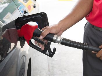 Estacioneros ponen en duda el congelamiento del precio de la nafta que anunció Macri