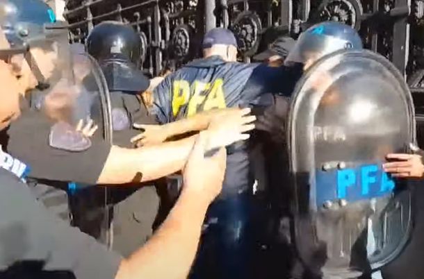 Tensión en el Congreso: la Policía Federal volvió a reprimir jubilados con gas pimienta