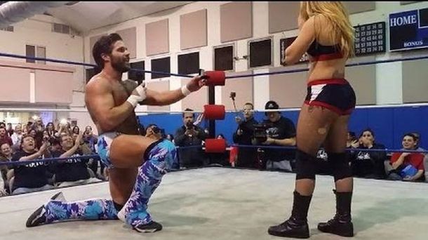 El luchador más tierno del mundo: propuso casamiento en el ring