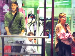 eva anderson y demichelis, en familia de vacaciones eva anderson y demichelis, en familia de vacaciones