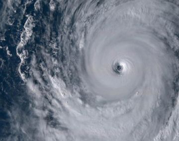 Masiva evacuación en Japón por la llegada de un tifón: los vientos superan los 200 km/h