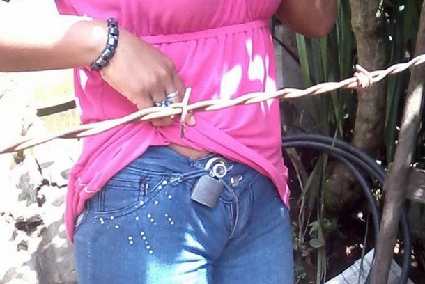 Le puso un candado en su pantalón para que no tuviera sexo con otro