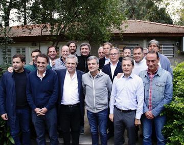 Alberto Fernández con Máximo Kirchner e intendentes peronistas