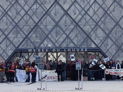 francia: estudiantes bloquearon el louvre y crece la tension por las protestas contra el gobierno