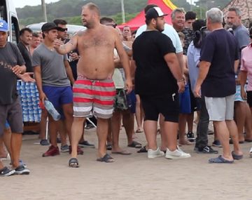 Insólita marcha de turistas para poder usar los cuatriciclos en la playa