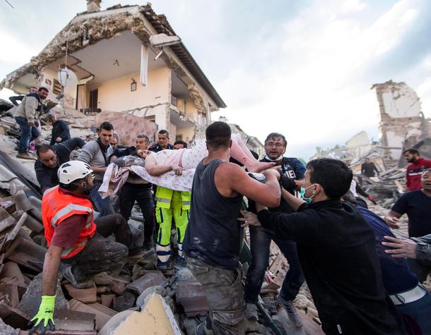 Milagro en Italia: socorristas logran sacar gente viva entre los escombros