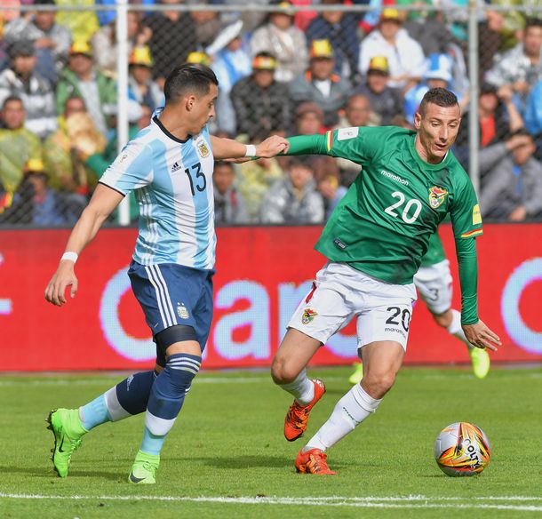 El defensor salió lesionado a los 35 minutos del primer tiempo en Bolivia