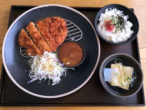 Un plato de tonkatsu con verduras