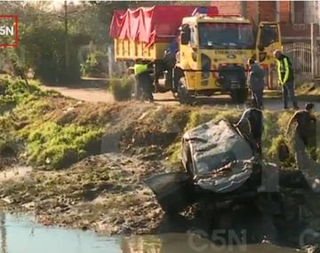 Un auto cayó a un arroyo en Quilmes: el conductor estaría borracho