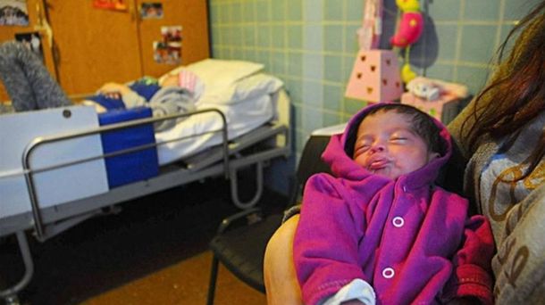 Una joven en estado vegetativo dio a luz a una beba