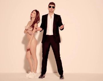 Cantante causa polémica con su video junto a modelos desnudas