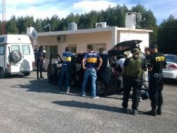 fuerte operativo a los hinchas de boca en uruguay: tenian drogas y alcohol fuerte operativo a los hinchas de boca en uruguay: tenian drogas y alcohol