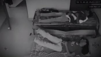 Presunto fantasma levanta las piernas de ese hombre mientras dormía Presunto fantasma levanta las piernas de ese hombre mientras dormía