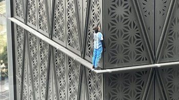 un hombre arana con la camiseta de messi escalo un edificio en puerto madero un hombre arana con la camiseta de messi escalo un edificio en puerto madero