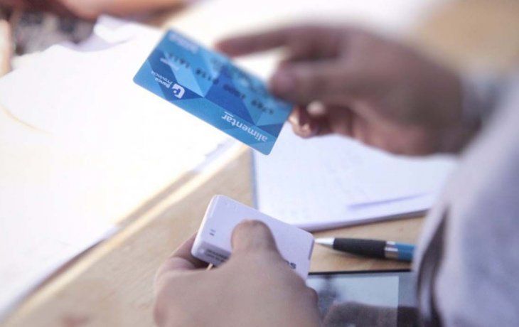 Cuándo cobran los beneficiarios de la AUH la Tarjeta Alimentar