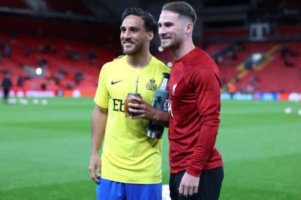 Los hermanos Mac Allister se juntaron a tomar mates en pleno Anfield