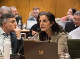 Arbeleche expuso ante la Comisión de Presupuesto y Hacienda del Senado. Arbeleche expuso ante la Comisión de Presupuesto y Hacienda del Senado.