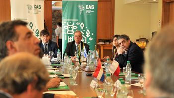 El titular del MGAP, Fernando Mattos, presidió una reunión regional para frenar el avance de de la gripe aviar en Uruguay y demás países sudamericanos. El titular del MGAP, Fernando Mattos, presidió una reunión regional para frenar el avance de de la gripe aviar en Uruguay y demás países sudamericanos.