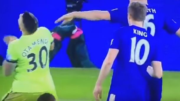 Como actor, un gran defensor: mirá la ridícula exageración de Otamendi