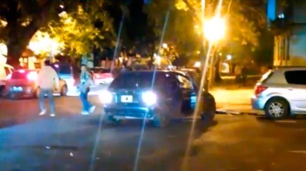 Descontrol en la noche platense: discutió, intentó atropellar a dos personas y huyó