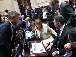 Patricia Bullrich junto a senadores libertarios. Patricia Bullrich junto a senadores libertarios.