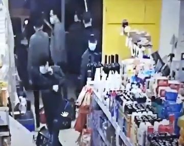 Ataque de la mafia china en La Plata: entraron a un supermercado y lo destrozaron a palazos