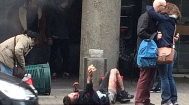 La foto tierna en medio del terror: una pareja se besa en medio del caos de Bruselas