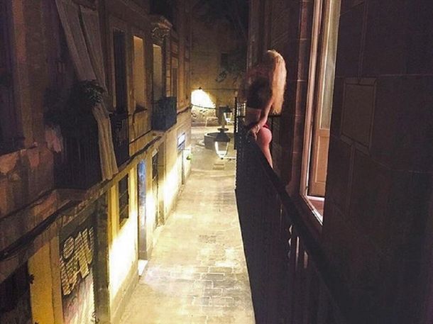 Militta Bora calentó con una foto hot en Barcelona: Buscando pokemones