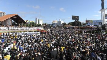 miles de fieles escucharon la misa del papa en bolivia miles de fieles escucharon la misa del papa en bolivia