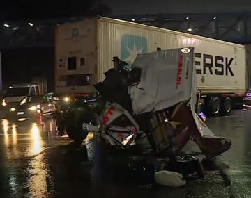 Un camión chocó contra el guardarraíl tras quedar dormido su conductor