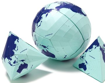 Un mapa hecho a base de origami respecta las proporciones entre regiones y continentes - Crédito: www.alexcious.com