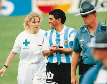 La imagen más triste: Maradona acompañado por la enfermera tras el duelo ante Nigeria
