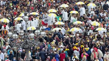 los numeros que dejaron las canonizaciones de juan pablo ii y juan xxiii