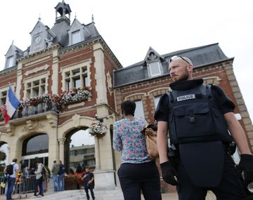 Las imágenes de Francia tras el atentado de ISIS en una iglesia