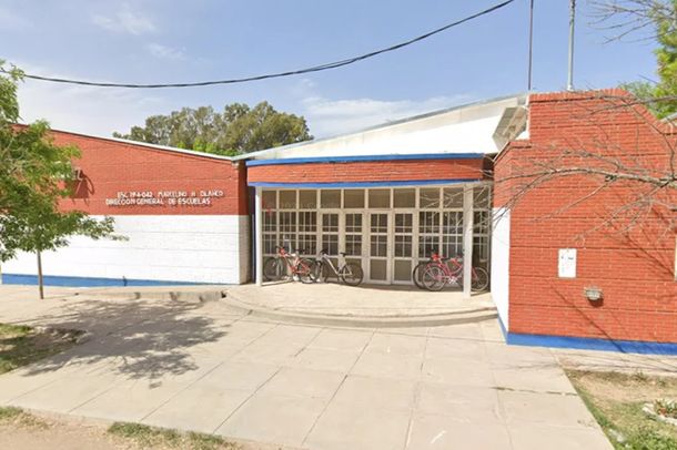 Evacuaron la escuela de Mendoza donde una alumna se atrincheró con un arma