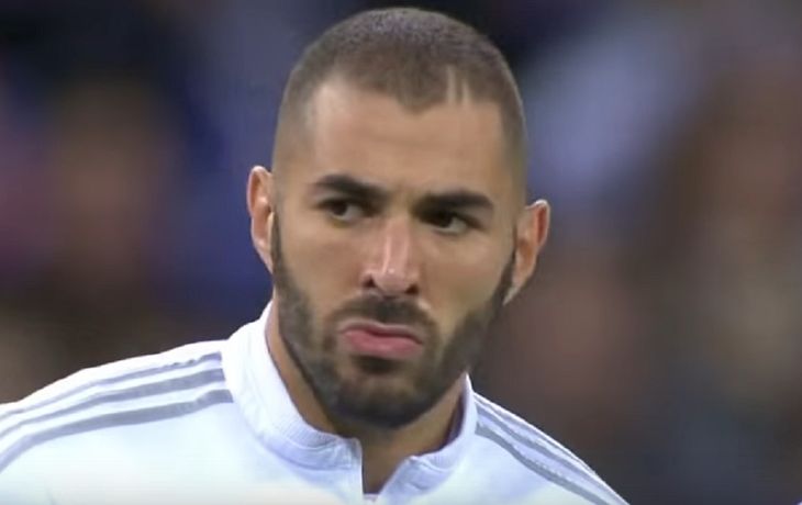 Benzema, en la mira de una diputada por escupir durante el himno de Francia