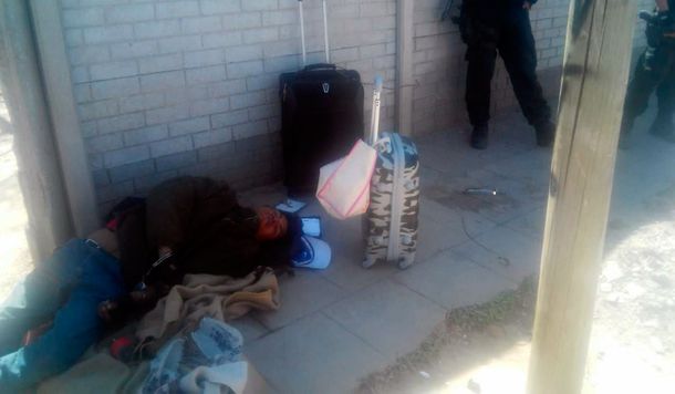 El hombre se quedó dormido en la calle después de robar