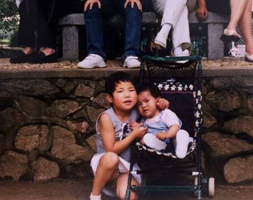 Sara, en el cochecito, con Alejandra a su derecha