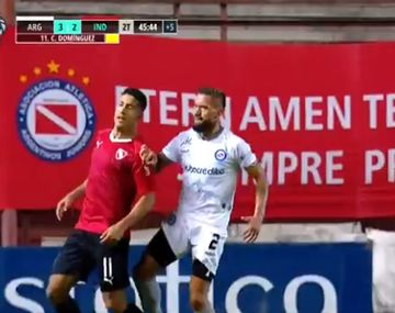 De espaldas y sin pelota: brutal rodillazo de un jugador de Argentinos a uno de Independiente