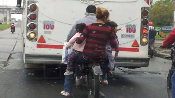 Imprudencia total: viajaba en moto con sus hijas colgadas en los brazos