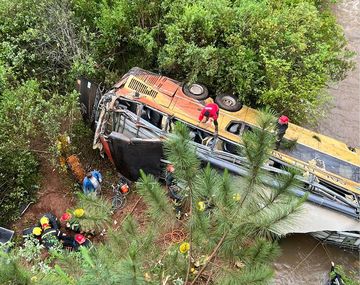Tragedia en Misiones: un micro cayó a un arroyo y dejó ocho muertos y 29 heridos